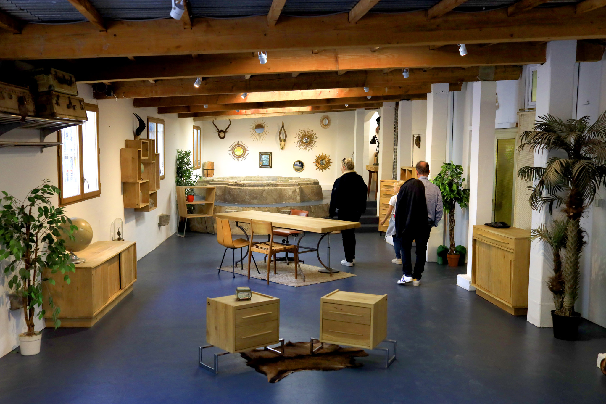 Emmaüs Var rénove, répare, assemble, du mobilier design et vintage dans l'atelier LA FABRIQUE